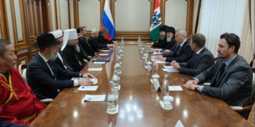 Сохранение традиционных ценностей, благотворительность и межконфессиональный мир обсудили в правительстве Новосибирской области