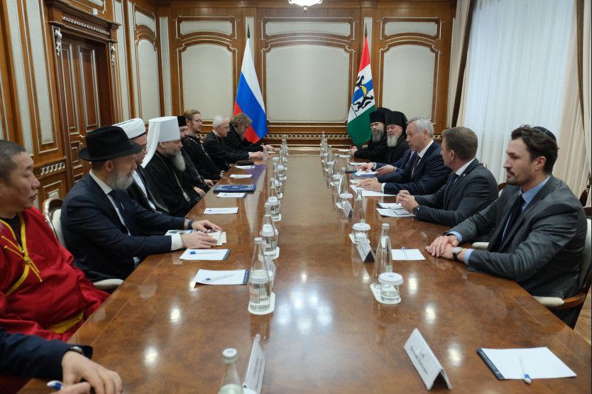 Сохранение традиционных ценностей, благотворительность и межконфессиональный мир обсудили в правительстве Новосибирской области