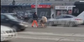 Мать с коляской устроила опасный променад по проезжей части на Титова в Новосибирске