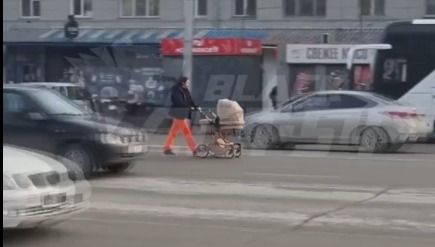 Мать с коляской устроила опасный променад по проезжей части на Титова в Новосибирске