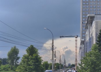 В Новосибирске резко похолодало: дождь, мелкий град и ветер накрыли город