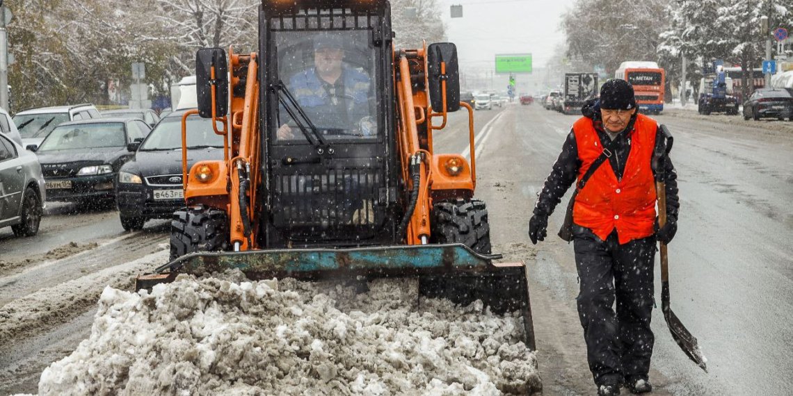 В мэрии показали, как дорожные службы устраняют последствия снегопада в Новосибирске