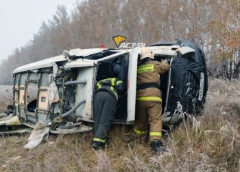 Машина скорой помощи перевернулась на трассе в Новосибирской области