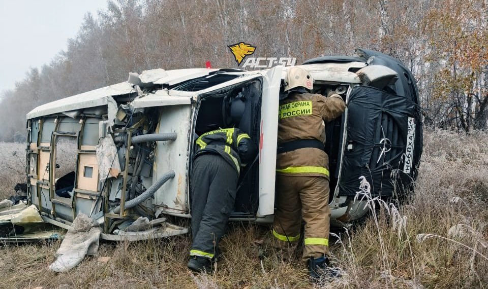 Машина скорой помощи перевернулась на трассе в Новосибирской области