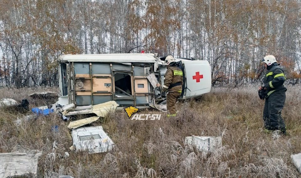 Трое новосибирцев пострадали в ДТП с перевернувшейся скорой