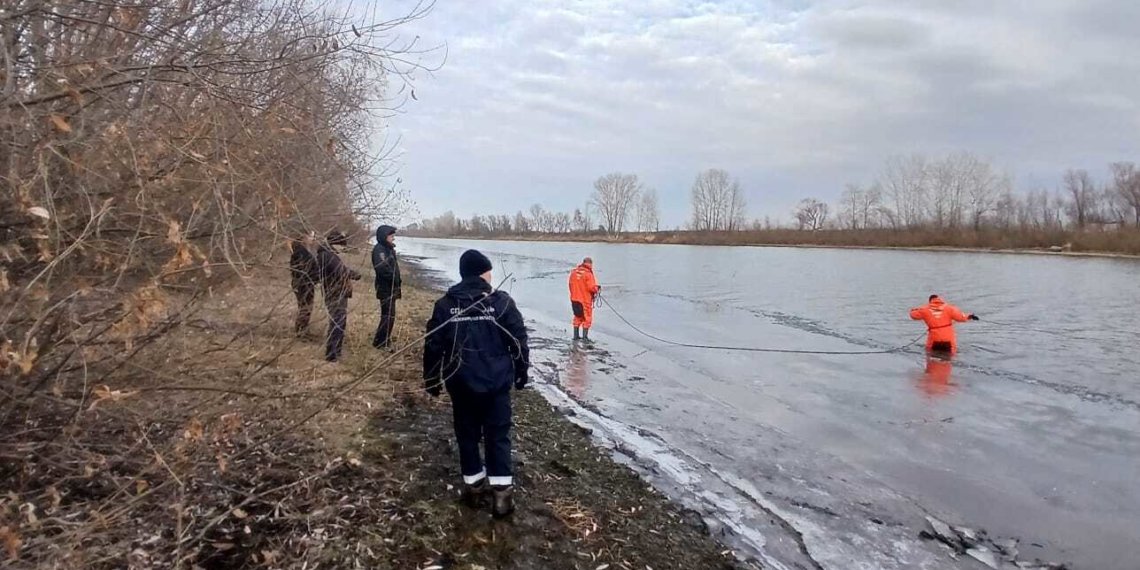 Тело утонувшего рыбака обнаружили у кромки льда на реке Чаус в Новосибирской области