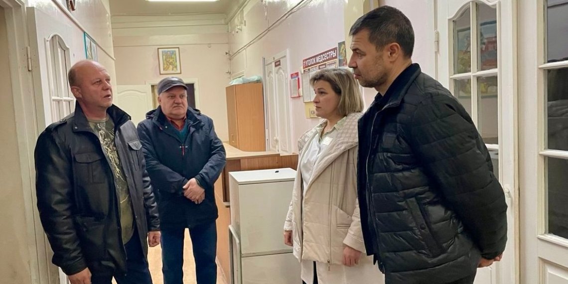 Пациентов новосибирской детской больницы перераспределили после обрушения потолка