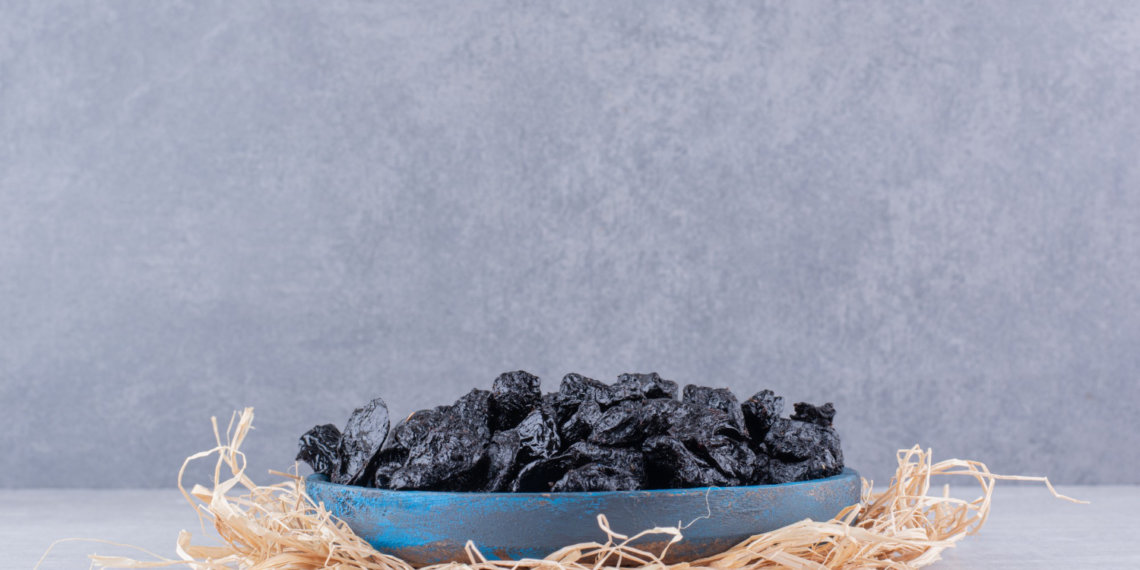 Какой сухофрукт поможет предотвратить потерю костной массы — рассказала врач