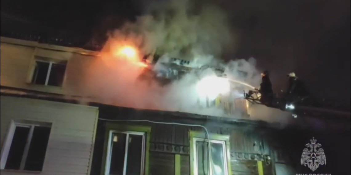 Три человека пострадали при ночном пожаре в деревянном доме в Новосибирске