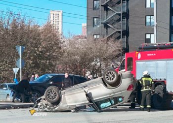 Кроссовер перевернулся у ТРЦ «Аура» в Новосибирске