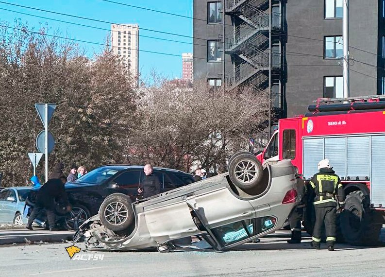 Кроссовер перевернулся у ТРЦ «Аура» в Новосибирске