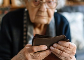 Пенсии и пособия в Новосибирске выплатят досрочно в октябре 2025 года