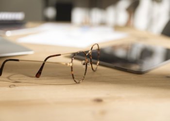 Новосибирец кинул очки в возлюбленную и отправился за это в колонию