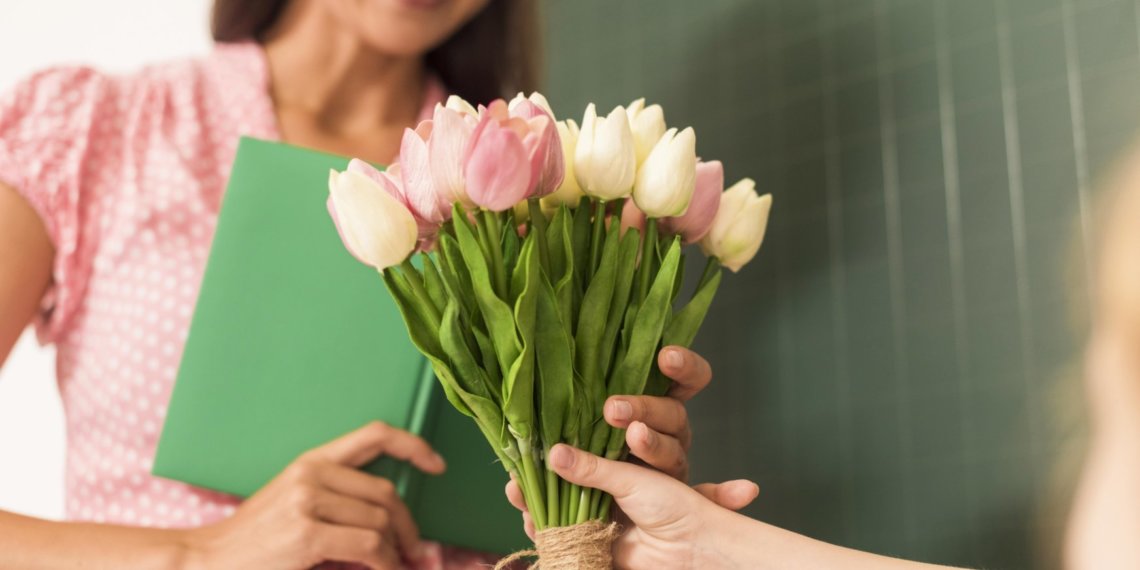 Цветы, сертификаты и сладости: россияне рассказали, как будут поздравлять учителей в 2025 году