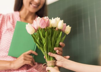 Цветы, сертификаты и сладости: россияне рассказали, как будут поздравлять учителей в 2025 году