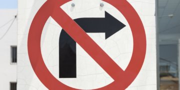 Поворот с улицы Большевистской на Добролюбова запретили в Новосибирске