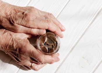 Российским подросткам посоветовали начать копить на пенсию с 14 лет