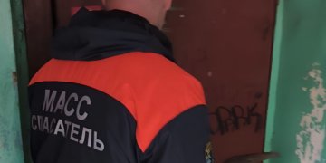 Пятилетний ребенок вызвал спасателей, опасаясь за жизнь матери-наркоманки в Новосибирске