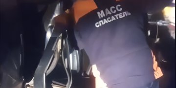 На Большевистской спасатели вызволили водителя из искореженного автомобиля в Новосибирске