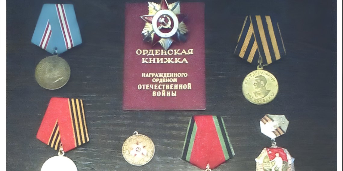 Жительница Новосибирска пыталась переслать за границу советские награды без декларации