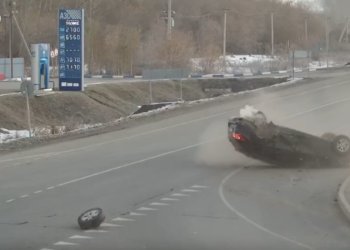 Автомобиль перевернулся на Ордынском шоссе перед пешеходом под Новосибирском