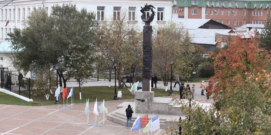 Накануне профессионального праздника педагогов в Новосибирске обновили памятник «Гимн Учителю»