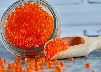 Красная икра впервые с прошлого года подешевела в России