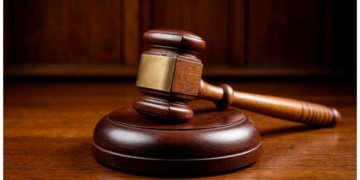 Новосибирца приговорили к 4 годам колонии за нападение на полицейских в ТЦ