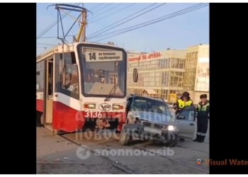 Авария с трамваем: движение встало в Октябрьском районе Новосибирска