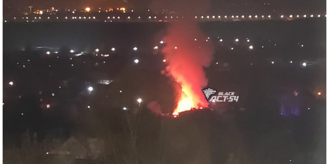 Частные дома горят на улице Тульской в Новосибирске