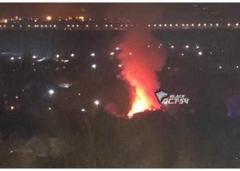 Частные дома горят на улице Тульской в Новосибирске
