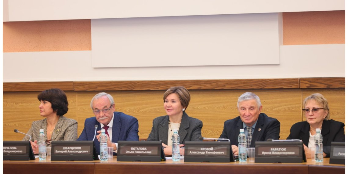 В Большом зале мэрии Новосибирска прошёл круглый стол по результатам «Декады пожилого человека 2025»