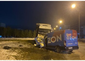 Не довезли заказик: грузовик маркетплейса столкнулся с фурой в Новосибирске