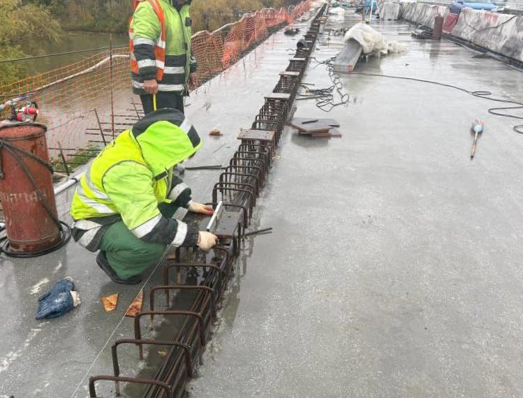 Капитальный ремонт моста через реку Иню завершат в конце октября