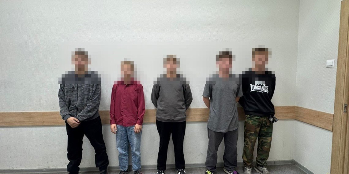 Новосибирские подростки, поставившие сверстника на колени, попали в полицию