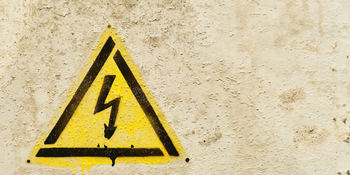 Электрик погиб от удара током около кладбища в Академгородке