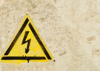 Электрик погиб от удара током около кладбища в Академгородке