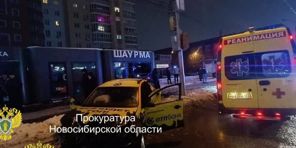 Пьяный водитель без прав влетел в людей на остановке в Новосибирске