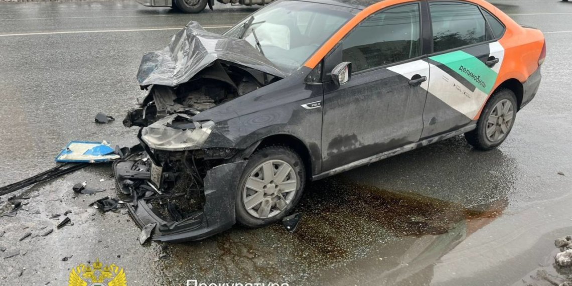 Около Октябрьского универмага вновь произошло ДТП с участием арендованного автомобиля