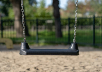 Администрация района выплатит 500 тысяч рублей ребёнку после падения с качели в Новосибирске