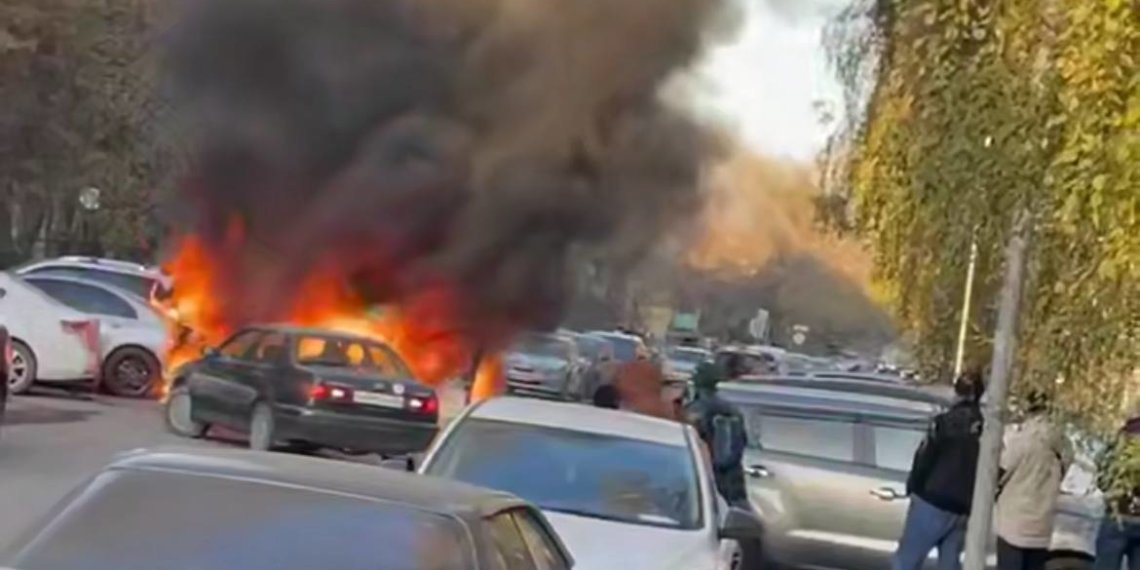 В Ленинском районе Новосибирска загорелись автомобили