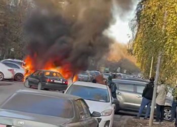 В Ленинском районе Новосибирска загорелись автомобили