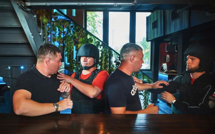 Нетрезвый «спецагент» устроил переполох в новосибирском баре