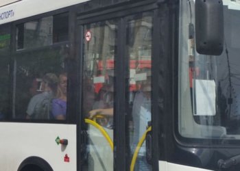 Пенсионерка выпала из автобуса и ударилась головой об асфальт в Новосибирске