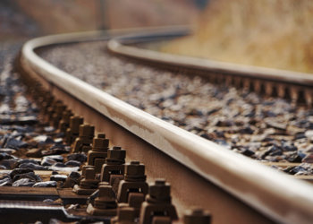 Суд установил причину схода грузового поезда с рельс в Новосибирской области