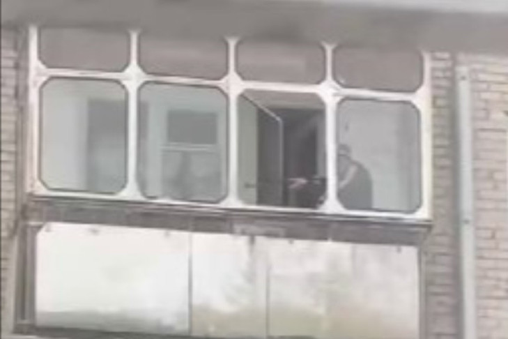 Мужчина с винтовкой на балконе напугал жителей Бердска: видео