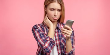 WhatsApp* рассылает новосибирцам предупреждения о блокировке