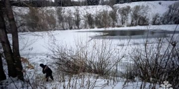 В Новосибирске двое детей провалились под лёд на Ине: одного спасти не удалось