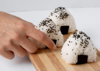 Россия охвачена онигири-бумом: рынок японских закусок вырос на 30%
