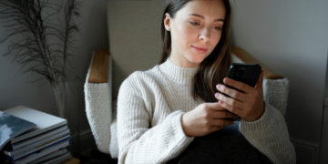 «Михаил» с фейковой страницы: как подростки обманули девушку на 250 тысяч в Новосибирской области